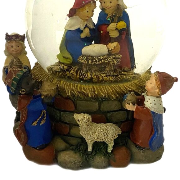 Musical Glitterdome Globe Nativity Plays "We Wish You "A Merry Christmas" - Picture 2 of 9